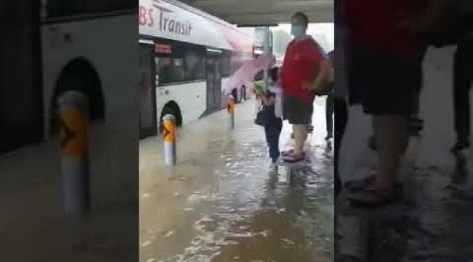 Banjir bandang setelah hujan lebat pada Selasa pagi