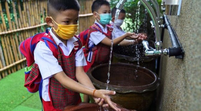 Coronavirus: Anak-anak Thailand berlatih kembali ke sekolah dengan sanitiser, layar, dan pelindung wajah