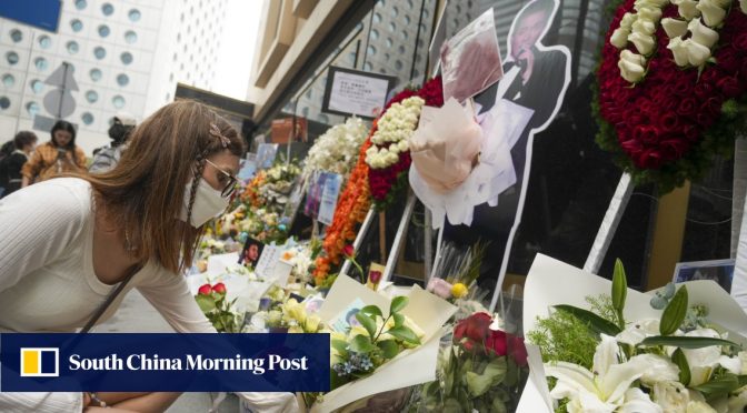 Penggemar mendiang Cantopop Hong Kong, legenda akting Leslie Cheung berkumpul untuk memberikan penghormatan