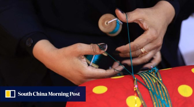 Wanita Emirat melatih generasi berikutnya dalam sulaman tradisional, dengan harapan itu akan menghentikan kerajinan itu sekarat