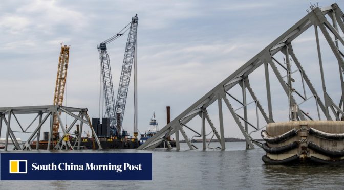 Kru bekerja untuk mengangkat potongan pertama jembatan Baltimore yang runtuh dalam ‘operasi kompleks’
