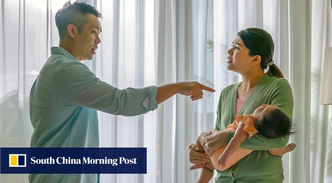 Wanita China bertengkar dengan suami karena anak mengambil nama keluarganya, memicu perdebatan sengit online, menarik 44 juta tampilan